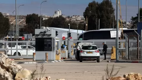 حافلات الأسرى الفلسطينيين لحظة مغادرتها سجن عوفر.webp