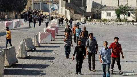 عمال فلسطينيين على أحد الحواجز الاسرائيلية