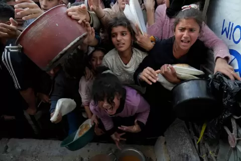 فتيات فلسطينيات يتزاحمن للحصول على الطعام في بيت لاهيا شمال قطاع غزة.webp
