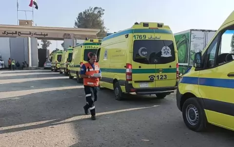 سيارات إسعاف مصرية في طريقها إلى قطاع غزة لنقل الجرحى قبل أن توقف إسرائيل معبر رفح من الجانب الفلسطيني (وزارة الصحة المصرية).webp