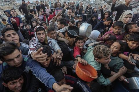 مواطنين في أحد مراكز الايواء