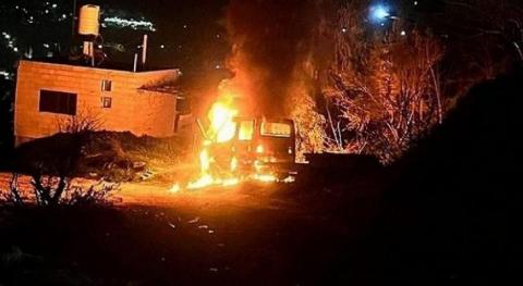 مستوطنون يحرقون مركبة فلسطينية في قرية جيث.jpeg