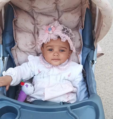 ملاك الصبرة.. طفلة ناجية من المجزرة تواجه مصيرًا مجهولًا.jpeg