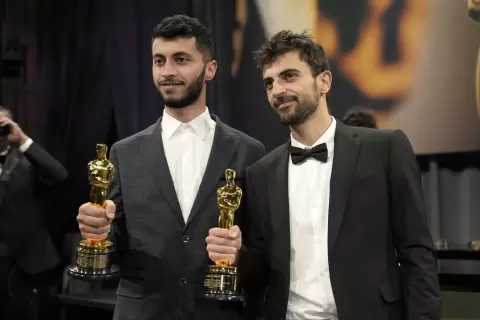 باسل عدرا (يسار) ويوفال أبراهام بعد الفوز بجائزة أوسكار عن فيلم «لا أرض أخرى».webp