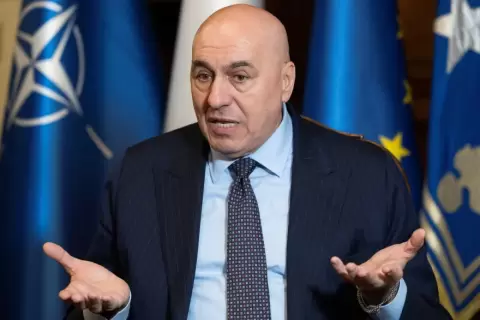 وزير الدفاع الإيطالي جويدو كروزيتو.webp