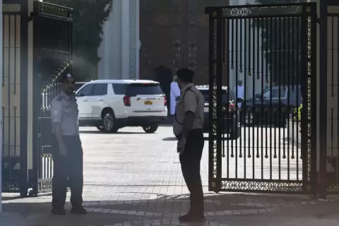 موكب المبعوث الأميركي إلى الشرق الأوسط ستيف ويتكوف بمقر المحادثات في مسقط.webp