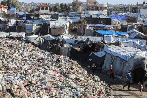 النفايات بجوار مخيمات النازحين.jpg