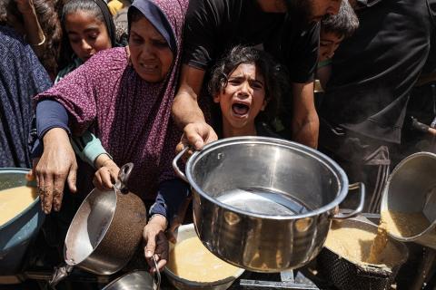 في ظل تفاقم المجاعة في قطاع غزة، يسعى المواطنون الفلسطينيون للحصول على وجبة العدس