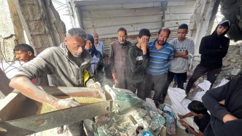 طابور انتظار لطحن المعكرونة والبقوليات وتحويلها الى دقيق بسبب المجاعة في #غزة