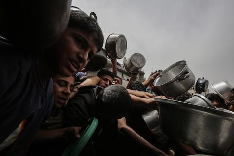 أطفال في مخيم جباليا امام أحد التكايات