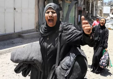 فلسطينية تصرخ عقب غارة إسرائيلية على مدينة غزة يوم الجمعة (رويترز).webp