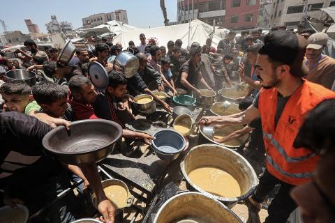 يحاولو الحصول على الطعام شمال قطاع غزة