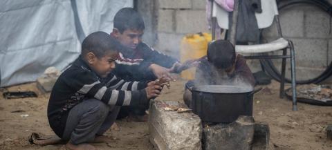 أطفال فلسطينيون نازحون في غزة.jpg