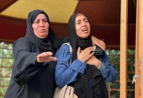 أهالي أحد الشهداء في خانيونس