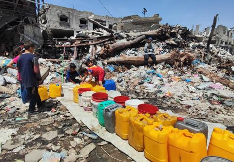 مواطنين خلال تعبئة مياه في غزة.jpg