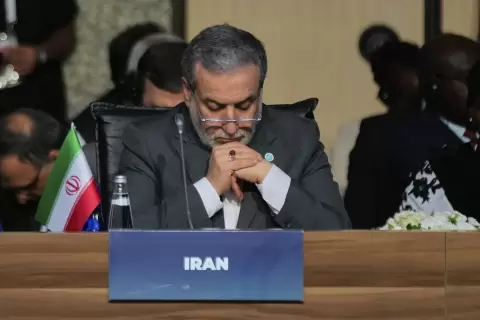 وزير الخارجية الإيراني عباس عراقجي خلال حضوره أحد اجتماعات وزراء خارجية «منظمة التعاون الإسلامي» في إسطنبول (أ.ب).webp