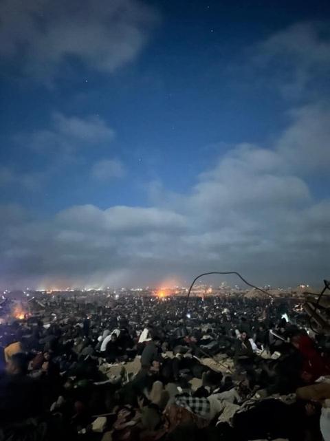 مواطنين ينتظرون المساعدات .jpg