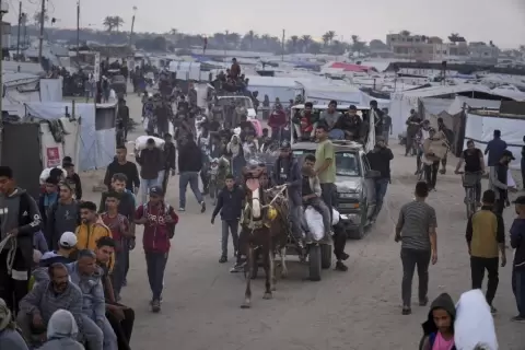 فلسطينيون يتجهون نحو مركز توزيع المساعدات في غزة (رويترز).webp