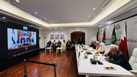 اللجنة الوزارية العربية بشأن غزة تعقد اجتماعًا مع الرئيس الفلسطيني عبر الاتصال المرئي من مقر وزارة الخارجية في عمان.jpeg