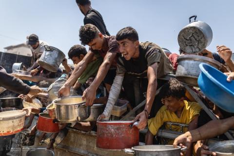 مواطنين أمام أحد التكايا في قطاع غزة