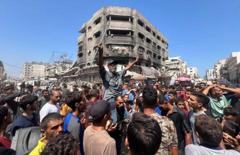 فلسطينيون يحتجون على الجوع وارتفاع الأسعار في ظل الحصار والهجوم الإسرائيلي بغزة (رويترز).jpeg