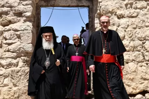 بطريركا القدس يزوران غزة.webp