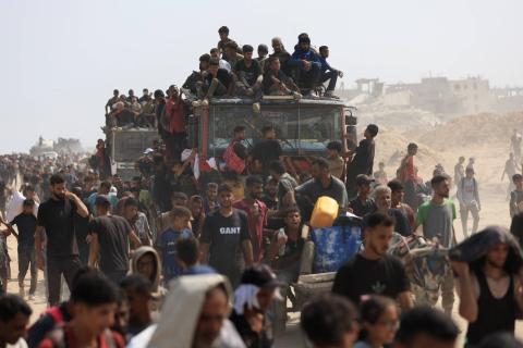 فلسطينيون في بيت لاهيا يحاولون الحصول على مساعدات من شاحنة دخلت إلى قطاع غزة (رويترز).jpeg