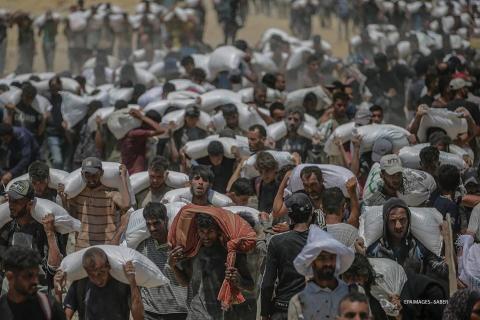 منتظري المساعدات.jpg