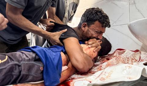 والد أحد الاطفال في غزة.jpg