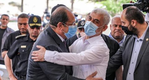 صورة من غزة لوزير المخابرات السابق عباس كامل.jpg