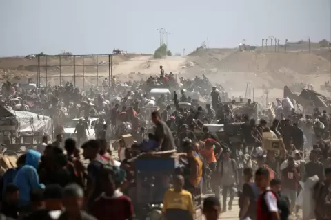 فلسطينيون يحملون مواد إغاثة.webp