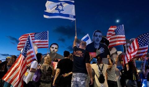 محتجون أمام السفارة الأميركية في تل أبيب.jpg