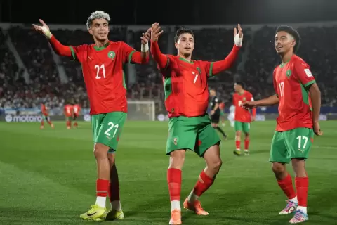 فرحة لاعبي المغرب بالفوز على الأرجنتين والتتويج باللقب (أ.ب).webp