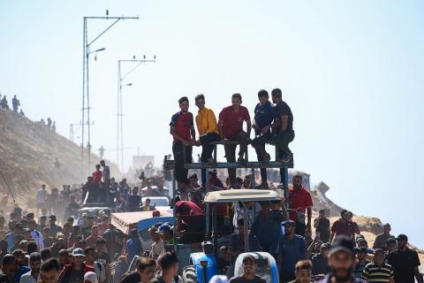 عودة النازحين إلى مدينة غزة (8).jpg