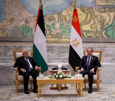 لقاء سابق بين الرئيس المصري عبد الفتاح السيسي ونظيره الفلسطيني محمود عباس.webp