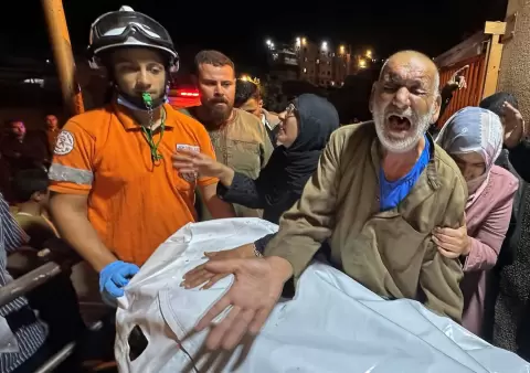 مسن فلسطيني يبكي قريبا قتل في غارة إسرائيلية على مدخل مستشفى ناصر في خان يونس (رويترز).webp