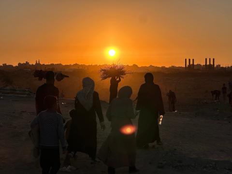 فلسطينيون يسيرون على شارع صلاح الدين حاملين أمتعتهم بينما يواصلون تحركهم شمالا في اليوم الثالث من وقف إطلاق النار في غزة 12 أكتوبر 2025