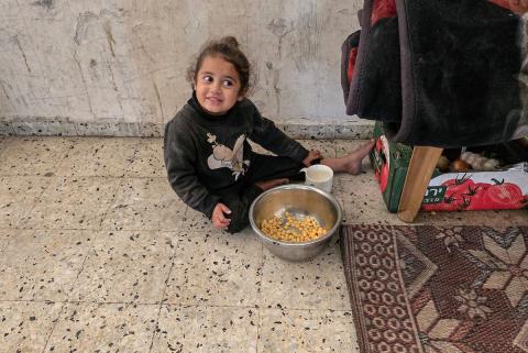 امرأة فلسطينية تأوي مع أطفالها داخل مدرسة مدمرة قرب خط التماس الأصفر شرق خان يونس