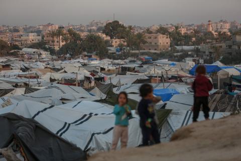 منظر عام للمنطقة حيث تواجه الأسر الفلسطينية النازحة التي تعيش في خيام مؤقتة بالقرب من مدينة الزوايدة في وسط قطاع غزة