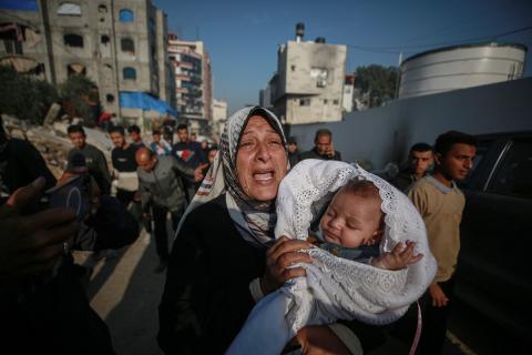 موكب جنازة للشهداء، بمن فيهم الأطفال، في مستشفى الشفاء بعد أن استهدفت عدة غارات جوية إسرائيلية مناطق مختلفة من مدينة غزة في 20 نوفمبر 2025.