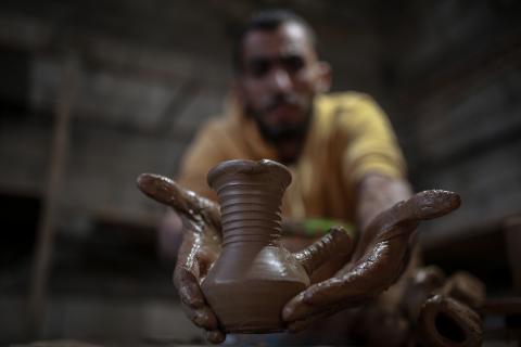 يعمل حرفيو الفخار الفلسطينيون في ورشتهم الصغيرة، حيث يُنتجون أدوات منزلية وأدوات مائدة باستخدام (17).jpg