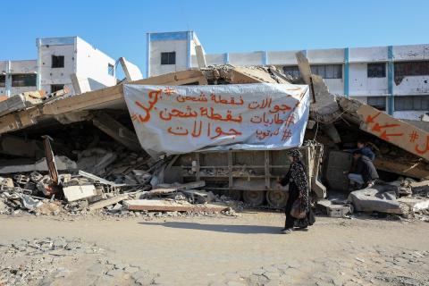 الشاب الفلسطيني يحيى خزيق من سكان غزة، يُعيد استخدام مدرعة إسرائيلية مهجورة (5).jpg