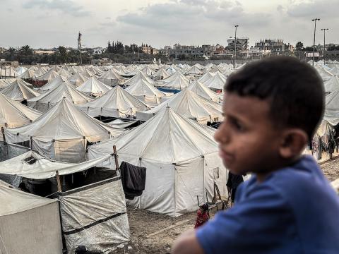 النازحون الفلسطينيون يكافحون للتكيف مع ظروف معيشية قاسية ونقص حاد في الخدمات الأساسية (4).jpg