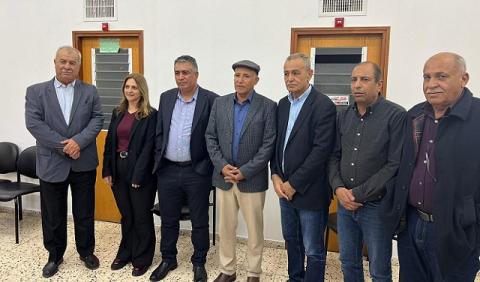جمال زحالقة ونيفين أبو رحمون ومحمد بركة مع عدد من أصحاب حق الاقتراع (عرب 48).jpg