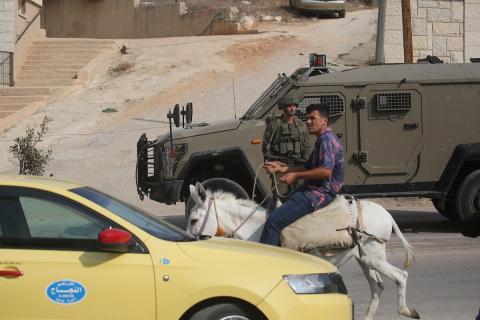 فلسطينيون يتفقدون مسجدًا في بلدة دير استيا بالضفة الغربية بعد أن أضرم فيه مستوطنون إسرائيليون النار، وفقًا لسكان محليين