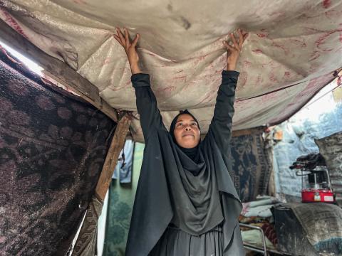 يُكافح النازحون الفلسطينيون لمواجهة ظروف معيشية صعبة مع اقتراب فصل الشتاء، مخيم النصيرات وسط قطاع غزة، 5 نوفمبر 2025، تصوير: بلال أبو عامر