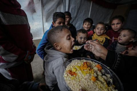 المسنان، أم محمد وأبو محمد العليوة، من حي الشجاعية بمدينة غزة، يعتنيان بـ 36 حفيدًا بعد أن فقدا خمسة من أبنائهما خلال حرب الإبادة الإسرائيلية. تصوير: عمر أشتاوي