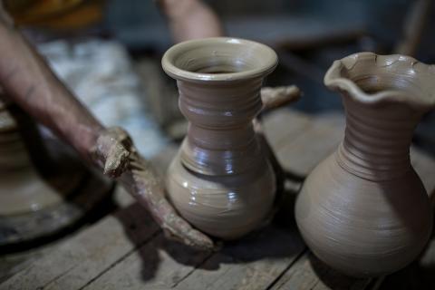حرفيو الفخار الفلسطينيون يُنتجون أدوات منزلية وأدوات مائدة باستخدام أساليب حرفية تقليدية في مدينة غزة. تصوير: عمر أشتوي