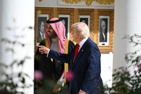 الأمير محمد بن سلمان والرئيس دونالد ترمب يسيران في الممر الرئاسي نحو المكتب البيضاوي بالبيت الأبيض (أ.ف.ب).jpeg