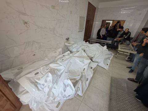 اللجنة الدولية للصليب الأحمر، تحمل جثامين 15 فلسطينيًا، تصل إلى مستشفى ناصر في خان يونس، غزة، في 26 نوفمبر/تشرين الثاني 2025